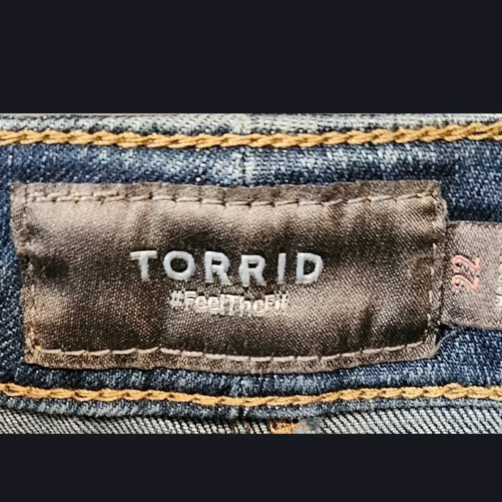 TORRID Plus Size Mid-Rise Vintage Stretch denim Skort. SIZE 22